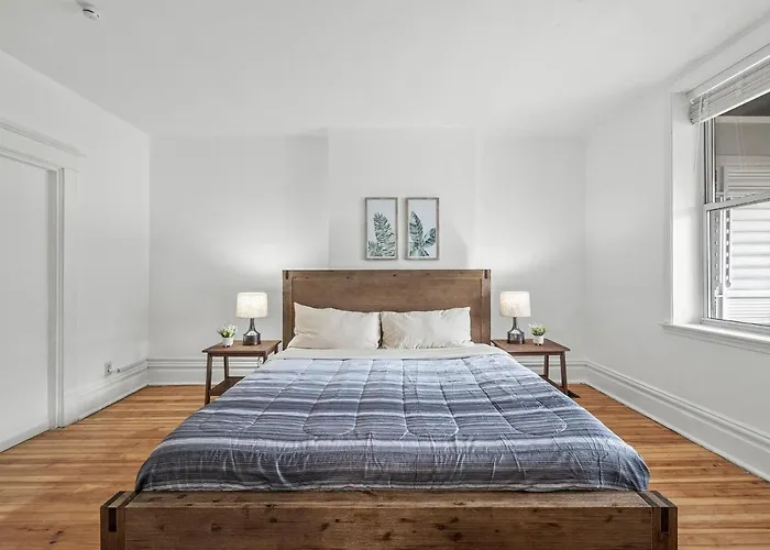 Oakland/University @A Spacious & Modern Private Bedroom With Shared Bathroom