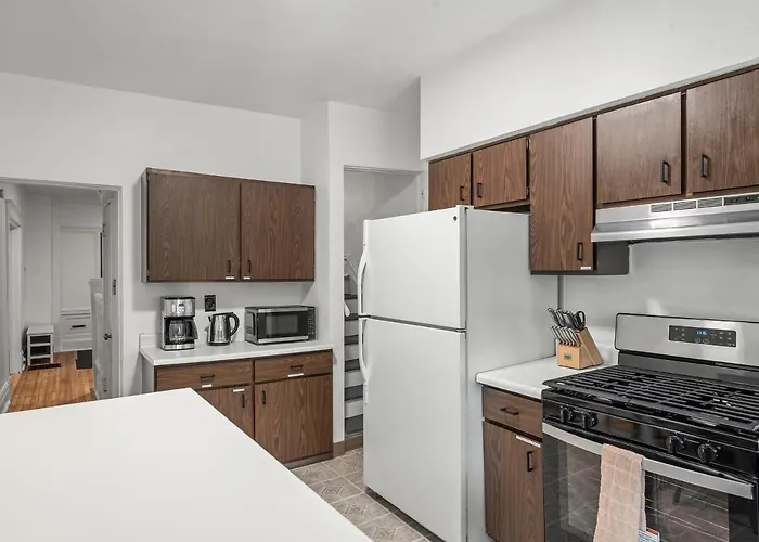 Oakland/University @A Spacious & Modern Private Bedroom With Shared Bathroom