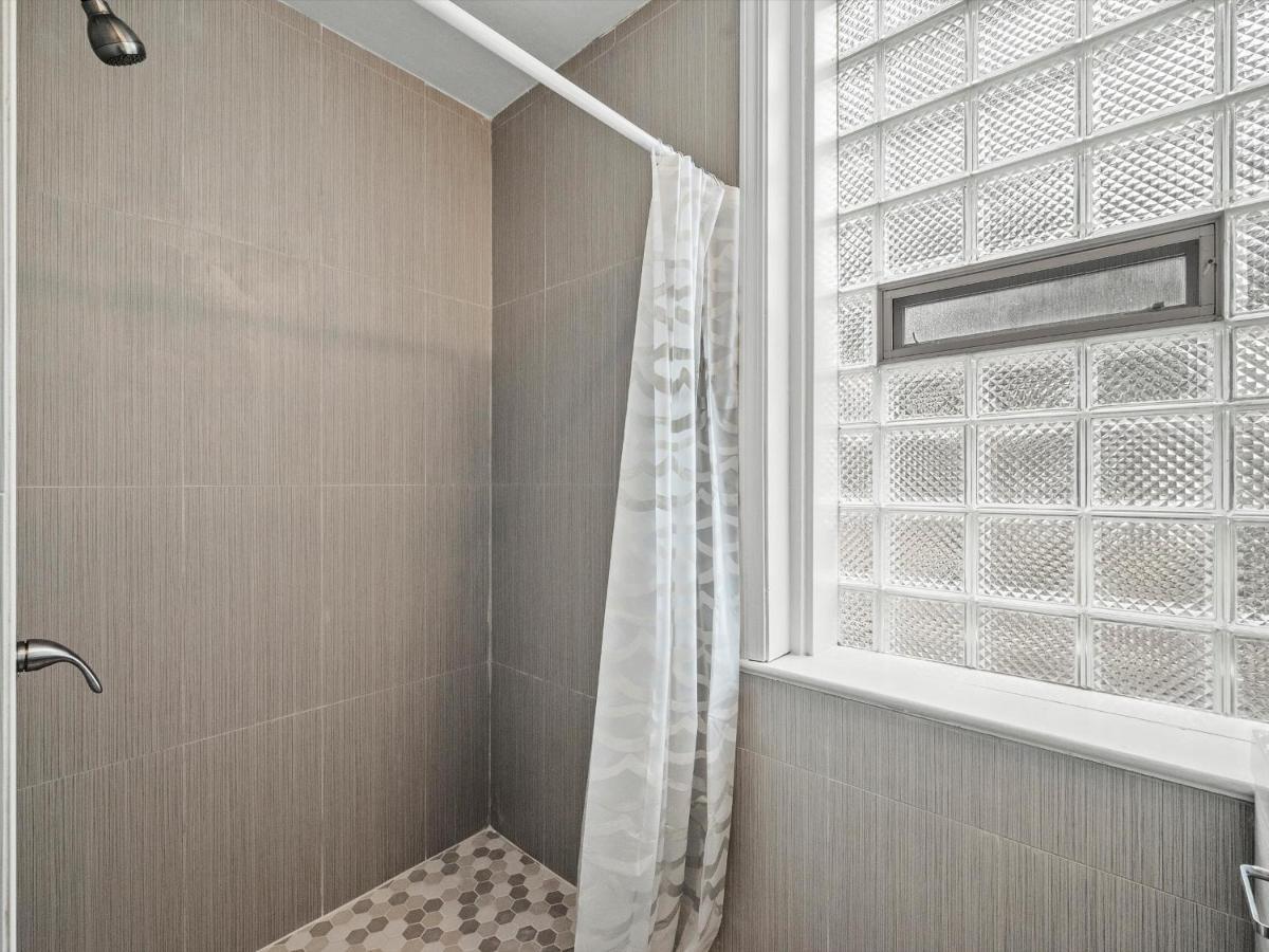 Oakland/university @a Spacious & Modern Private Bedroom With Shared Bathroom Privatunterkunft